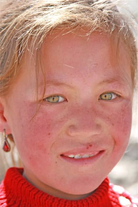 Chiniseuighur Girls Blonde Hair And Green Eyes Kalash People Red