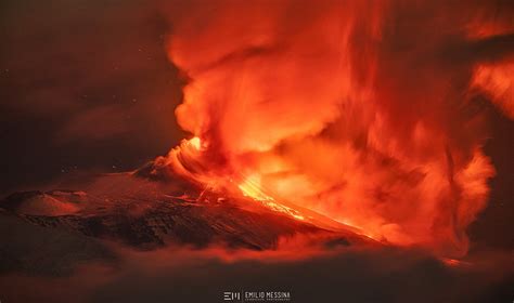 Italy's mount etna, one of the most active volcanoes in the world, has had spurts of activity recently, spewing fountains of lava and ash into the air. Séismes et volcans en Sicile. Tremblement de terre et Etna ...