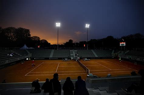 Los argento son invitados a una fiesta de disfraces en lo de maría elena, pero pepe puede llegar tarde cuando la muerte se le aparece para llevárselo al infierno. The body clock of France thrown off-kilter by autumn tennis