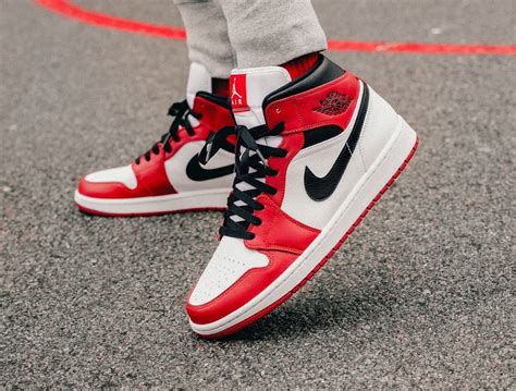 Nike mens air jordan 1 mid chicago black toe basketball sneakers (9). 554724-173 : que vaut la Air Jordan 1 Mid OG Chicago ...