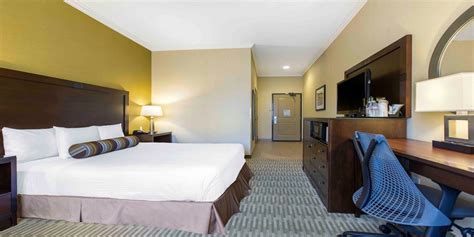 Accessible Deluxe King Room At The The Oaks Hotel And Suites