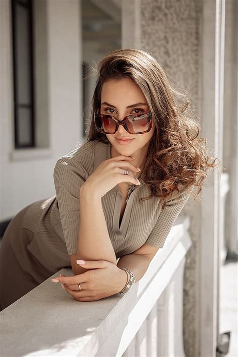 Anastasia Rusyaeva Mujer Morena Cabello Ondulado Gafas De Sol Ropa