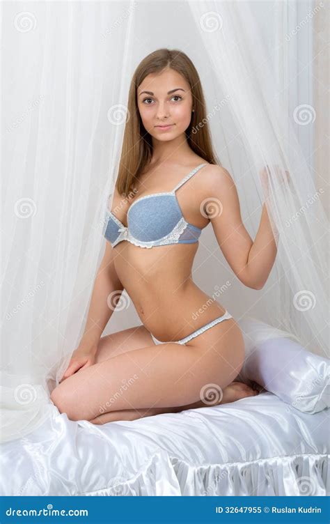 Reizend Mädchen In Der Unterwäsche Die Auf Einem Bett Sitzt Lizenzfreies Stockfoto Bild 32647955