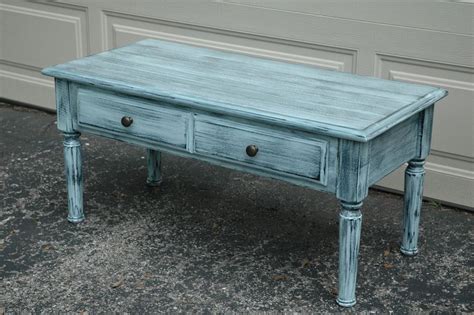 Here's a great formula for how to decorate a coffee table that you can easily personalize with a variety of seasonal elements, textures and colors. Aqua blue distressed coffee table. | Проекты