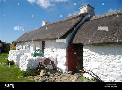 Swtan Restored 17th Century Thatched Cottage Anglesey North Wales