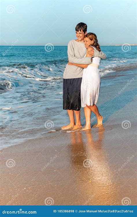 Madre E Hijo Adolescente Abrazándose En La Playa Foto De Archivo Imagen De Motive Abrazo