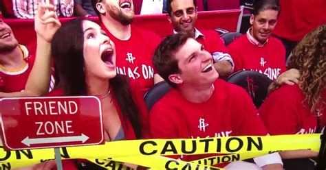 La Kiss Cam Graba La Sutil Cobra Que Le Hacen A Este Fan De Los Houston Rockets Para Enviarlo