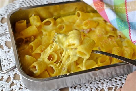 La salsiccia al forno è un secondo piatto squisito e poco impegnativo: PASTA AL FORNO SALSICCIA e zafferano pronta in pochi minuti