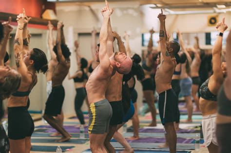 bikram hot yoga 60 à hot yoga chelsea nyc lire les avis et réserver des cours sur classpass