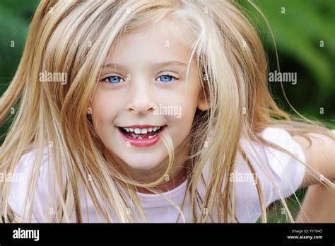 Hübsche blaue Augen Mädchen mit großen blonden Haaren Stockfotografie ...