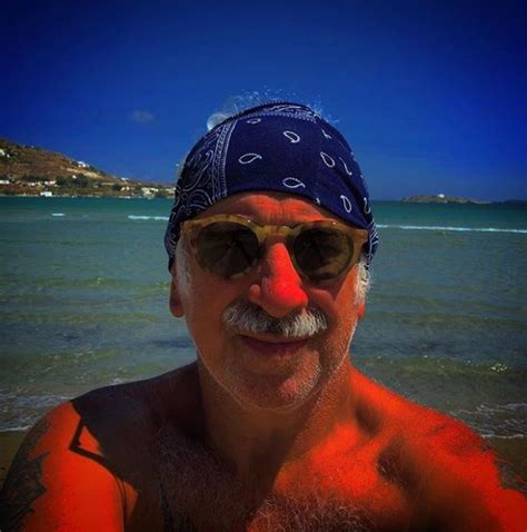 Εξηγήσεις με υπόμνημα για τις καταγγελίες. Αγνώριστος ο Πέτρος Φιλιππίδης - Το νέο καλοκαιρινό look ...