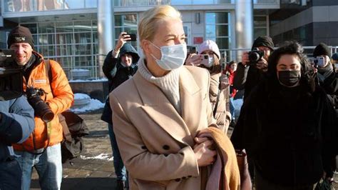 Det er aleksej navalnyj, der har opfordret til protesterne mod præsident putins styre. Navalnyjs hustru Julia efter domen: "Vi kommer att vinna"