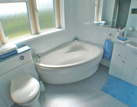 What should be the size of the manufactured home bathtub? Narrow Bathtubs, Help Much for Small Bathroom - HomesFeed