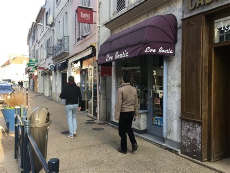 Lons le Saunier Fait divers Une vendeuse se fait voler son sac à