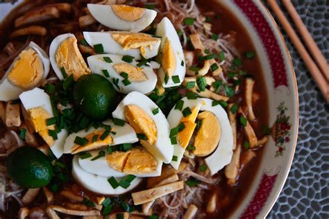 This spicy and flavorful dish comes with a variety of colorful toppings. Mee Siam Recipe @ Not Quite Nigella