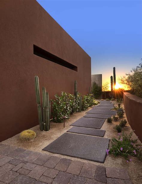 Arizona Desert Home Blurs Indoor Outdoor Boundaries Desert Backyard