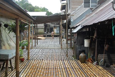 Rumah panjang tersebut mempunyai 33 buah rumah yang lain di dalamnya dan dihuni oleh saudara maranya. Tamadun Islam & Tamadun Asia: Kampung Budaya Sarawak