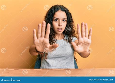 Tiener Hispanisch Meisje Met Handtele Kleren Aan De Tafel Die Een