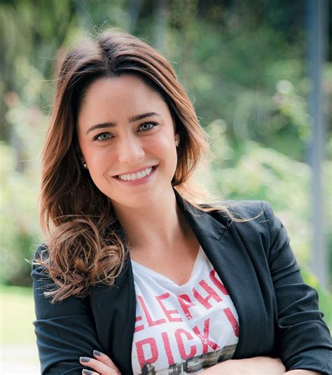 Fernanda vasconcellos had played the role of the character, betina in the year, 2005 during the season of malhação while fernanda vasconcellos had worked with the actor, thiago rodrigues. Fernanda vasconcellos, Fernanda, Mulher carinhosa