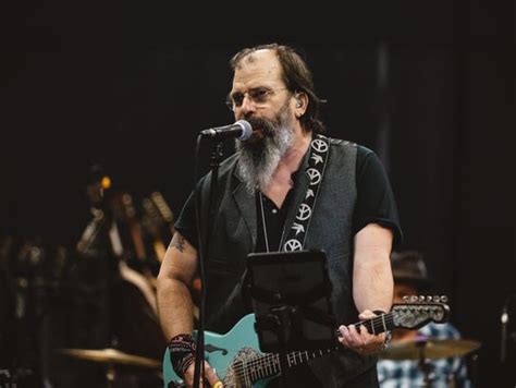 Steve Earle On The Road Again Re Embracing Outlaw Sound
