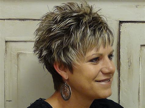 When a woman approaches their 40's, the only thing they feathered out bob is a classic hairstyle for older women. Easy hairstyles for 40 year old woman - Hairstyles for Women