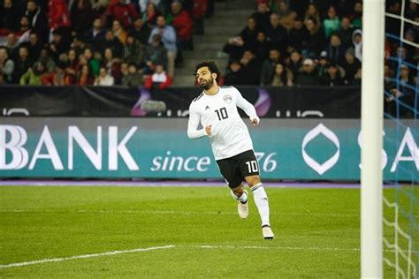 أثار ظهور محمد صلاح، نجم المنتخب المصري وليفربول الإنجليزي، في تدريبات الفراعنة، جدلا واسعا ووصل صلاح إلى مصر، مساء الأحد، وشارك أمس الاثنين في مرانه الأول مع الفراعنة وفور نشر صور مشاركة صلاح في تدريبات منتخب بلاده على مواقع التواصل الاجتماعي، لاحظ. التشكيل المتوقع لمنتخب مصر أمام روسيا.. محمد صلاح "أساسي ...