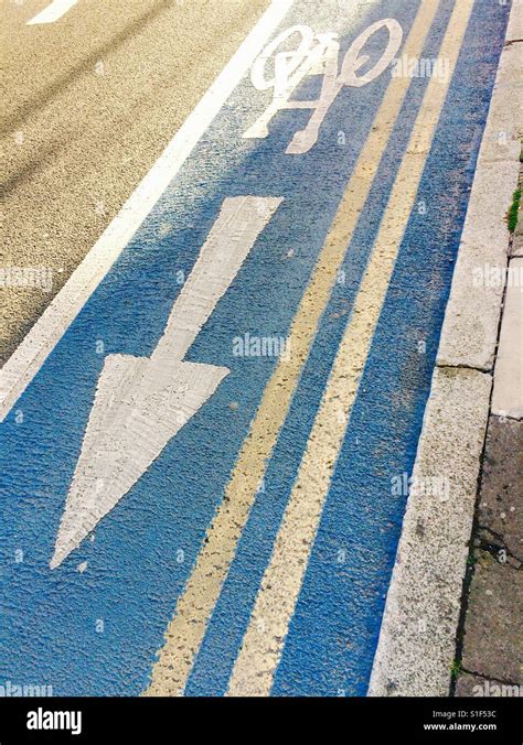 Double Yellow Lines And Cycle Lane Road Markings Stock Photo Alamy