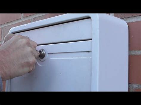 Man hat meistens bei ein portemonnai, in der sich einige plastikkarten befinden. Briefkasten ohne Schlüssel öffnen / / Briefkastenschloss ...
