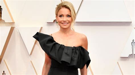 This Is How Kelly Ripa Stays So Fit