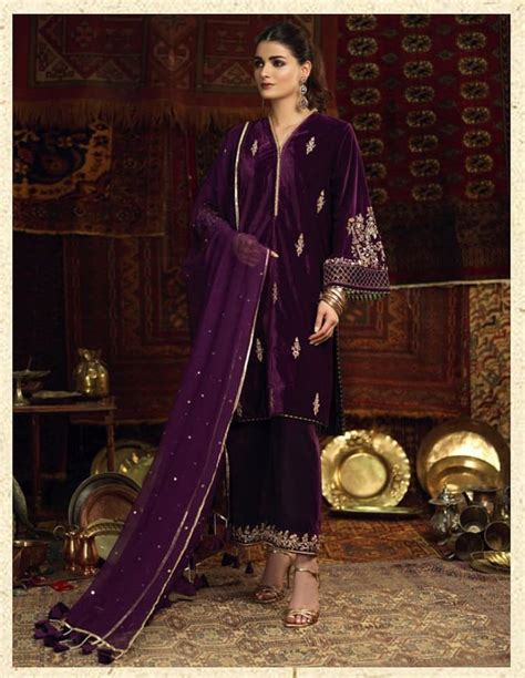 Pin By 👑mar U J👑 On Derass Velvet Pakistani Dress Velvet Dress Designs Pakistani Fashion