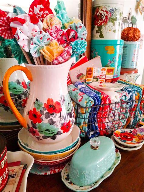 It usually was a group effort, with each block being sewn by a friend or relative with their name embroidered in the center. Pioneer Woman Decor | Pioneer Woman Kitchen |Farmhouse ...