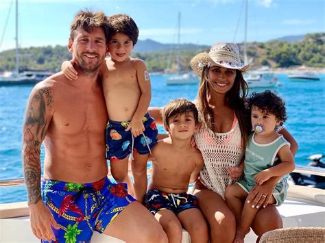 Mulher de Messi exibe tatuagens com nome dos filhos em ensaio