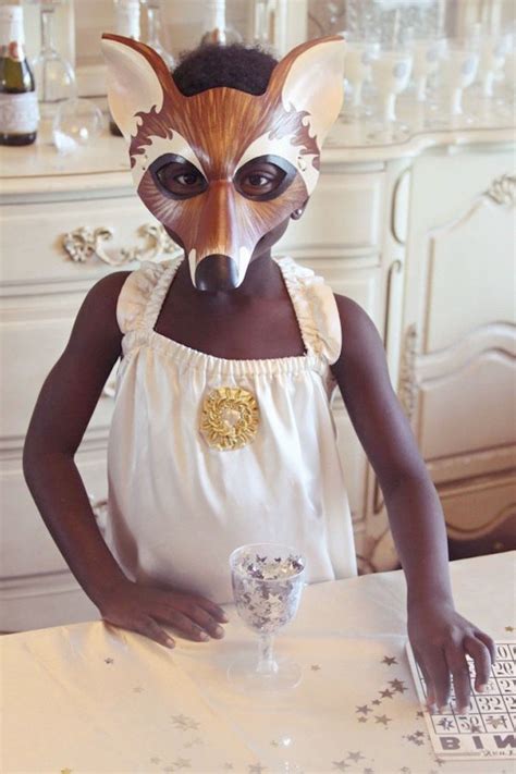 Färben der teller nach dem ausschneiden von augen und nase werden die pappteller in entsprechender farbe eingefärbt. Weihnachtsfeier Masken selber machen - 50 Ideen für jeden ...