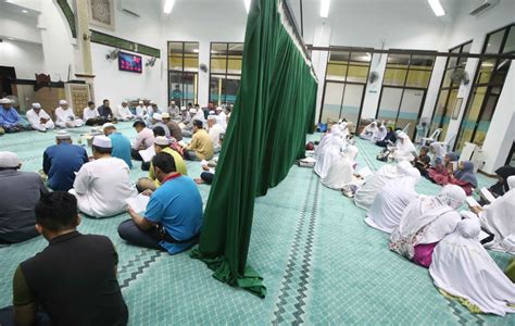 Sidang media menteri pendidikan di pusat tahfiz darul quran ittifaqiyah. Pusat tahfiz terus dikunjungi | Kes | Berita Harian