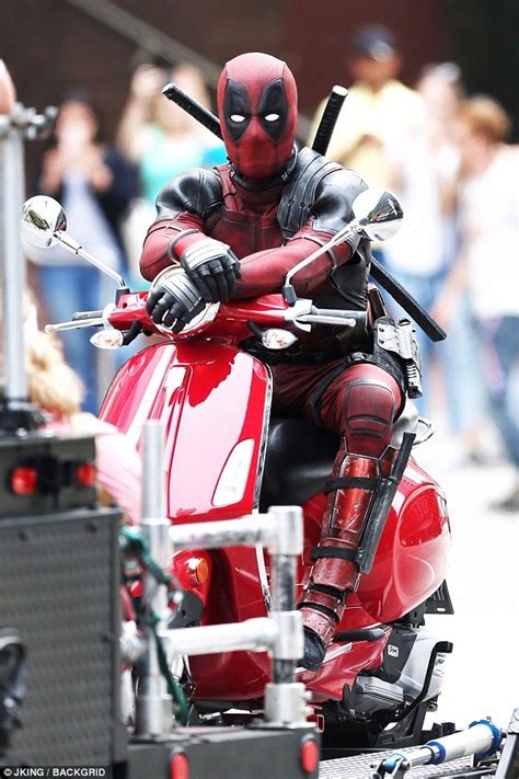 Deadpool 2 Imagens Dos Bastidores Mostram O Herói Pilotando Uma Scooter