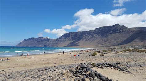 The singular visión of cesar manrique offers the posibility to enjoy this unique places where art and nature coexist in perfect harmony. Famara Beach Lanzarote - Auszeit Lanzarote - Holidays on ...