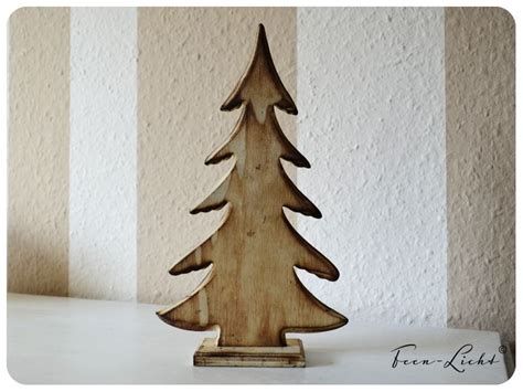 In diesem video zeige ich euch wie ihr aus einfachen holzstücken eine wunderschöne diy weihnachtsdeko bastelt, sie mit der dekupiersäge aussägt und. Deko-Objekte Tannenbaum Holz | Weihnachtsbaum vorlage, Tannenbaum vorlage, Holz tannenbaum