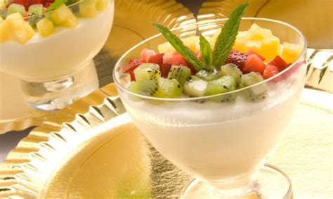 Al fin conseguida, verteremos la masa en los recipientes para postre, aunque las mousse tradicionalmente se sirven en copas, y los. Receta de Mousse de chocolate blanco con frutas - Eva ...