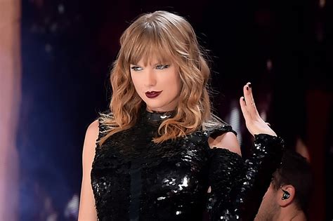 Taylor Swift Signs Deal With Universal Music Group 24 Flix
