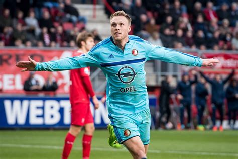 Bezig met laden van de grafiek. Feyenoord wint sober en volwassen van FC Twente - NRC