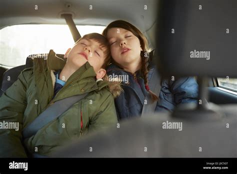 Chico Y Su Hermana Dormida En El Coche Backseat Fotografía De Stock Alamy
