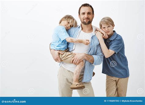 Solo Padre Con Dos Niños Lindos Que Se Colocan Sobre Fondo Gris Papá