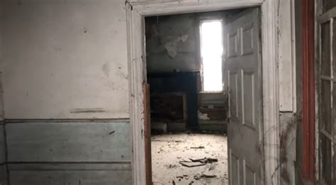 10 Photos Inside An Abandoned Plantation House In North Carolina