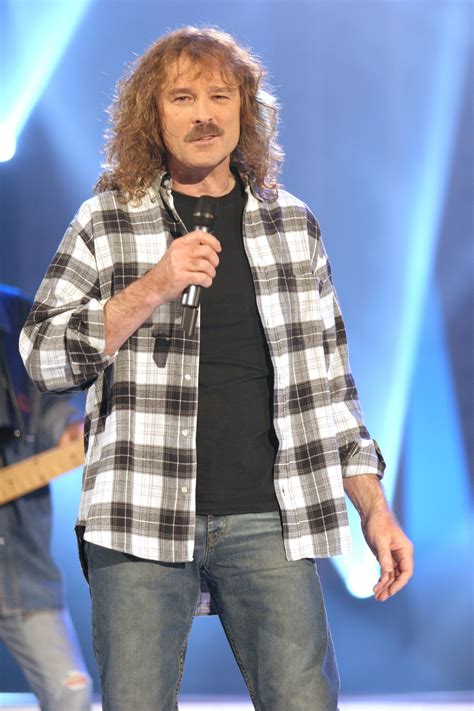 Ob einfarbig oder bunt, aus wolle, spitze oder leder, freundschaftsbänder sehen hip aus und lassen sich zu den. Wolfgang Petry: das Schicksal des legendären Sängers