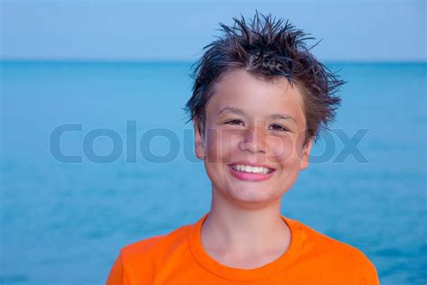 glad grinende dreng på havet stranden Stock foto Colourbox