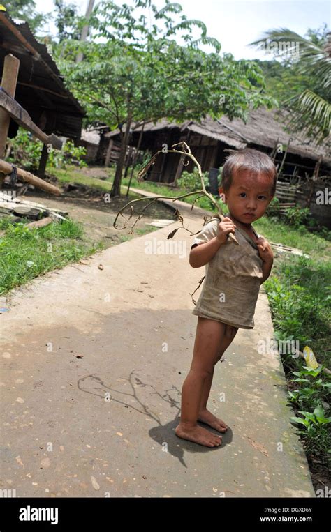 En mauvais garçon lao à Luang Prabang Laos Banque D Images Photo