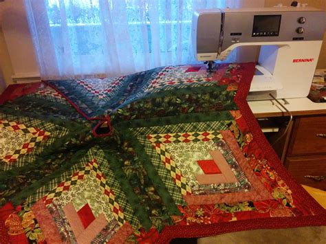 Make an impressive tablecloth, and for the holidays, a unique skirt for your tree. diamond log cabin tree skirt | Tree skirts, Log cabin, Quilts
