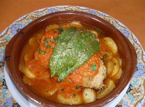 Si te apetece un puntito picante, puedes cocinar junto con los ajos unas pocas guindillas bien picaditas, verás que queda de… ¡escándalo! Receta de bacalao a la vizcaina con arroz - Unareceta.com
