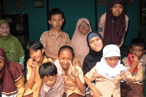 Saya mengambil pelajaran yang bagus dari atasan yang bagus. Kisah Inspiratif Safrina, Penderita Cerebral Palsy yang ...