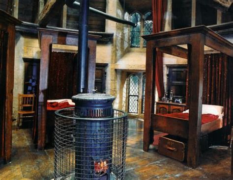 See more ideas about gryffindor, harry potter room, harry potter bedroom. Gryffindors' bedroom | Harry potter room, Harry potter ...